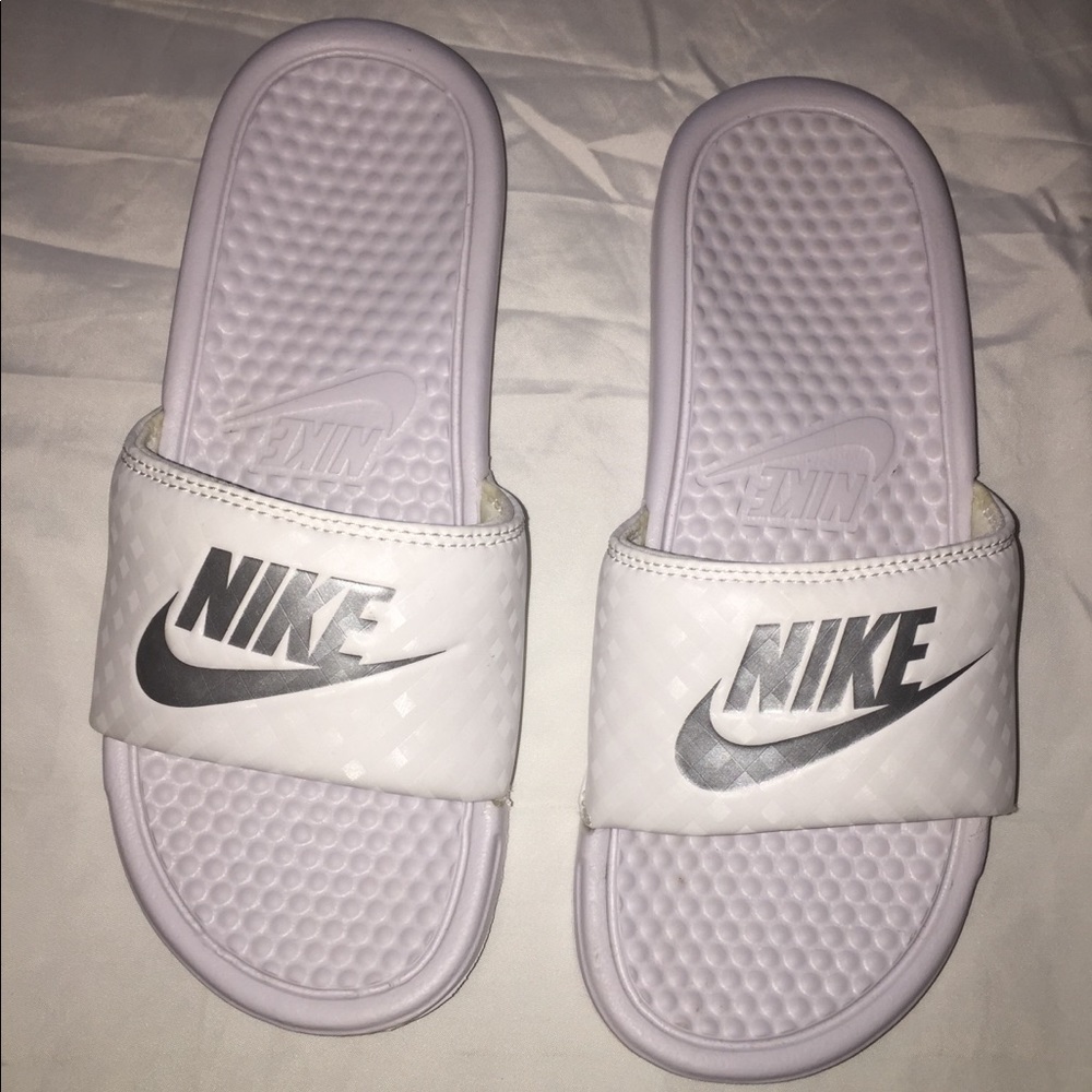 ✨NIKE BENASSI SWOOSH SLIDES✨